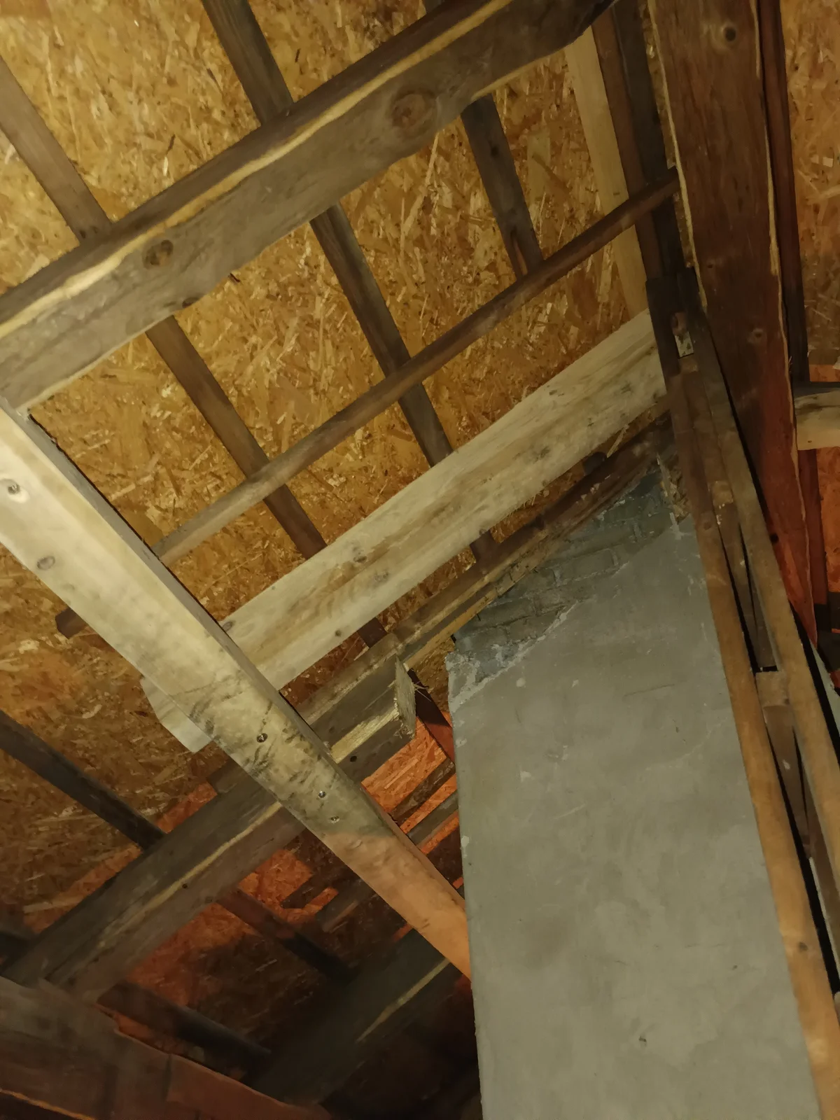 Detailní tesařská práce při renovaci