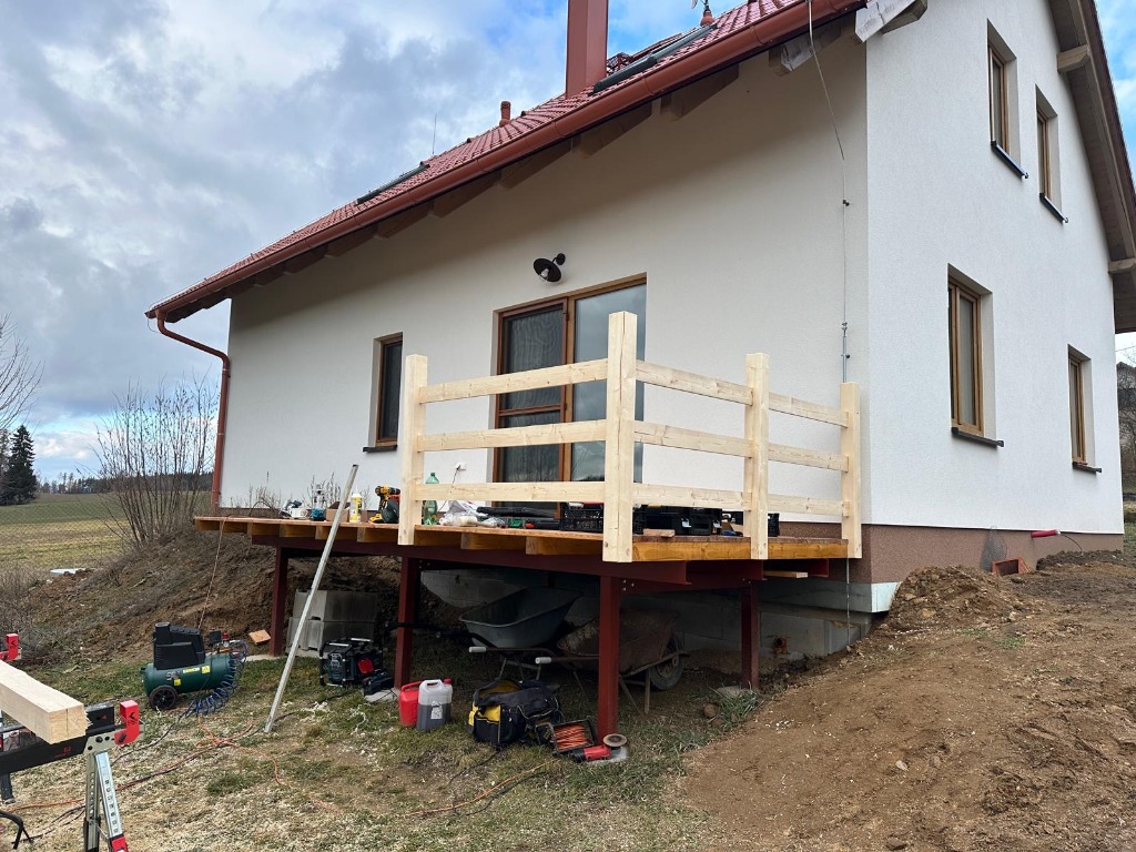 Nová tesařská realizace terasy u rodinného domu