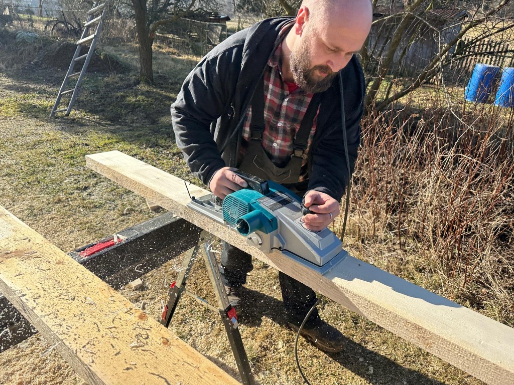 Tesařské práce při realizaci - hoblování trámu